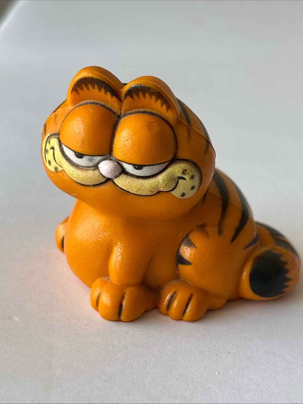 Vintage 1981 Garfield PVC Figure UFS Hong Kong 1.75” Mini Figurine - Picture 9 of 9